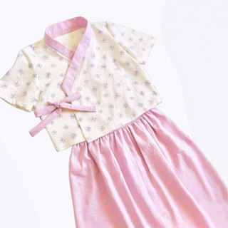 Áo hanbok cách tân hoa nhí