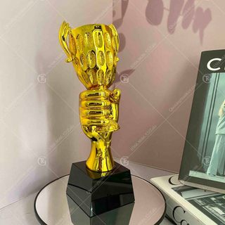 Cúp pha lê bàn tay cầm cúp mạ vàng