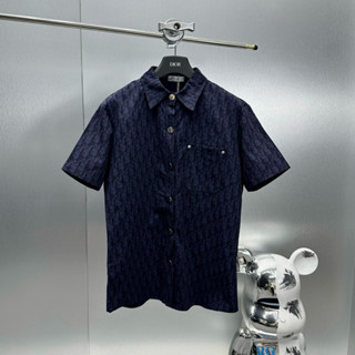 Áo sơ mi kiểu nam nữ tay ngắn CD vải thô xanh than hoạ tiết vân chữ monogram cúc bạc boy phố SMC35P