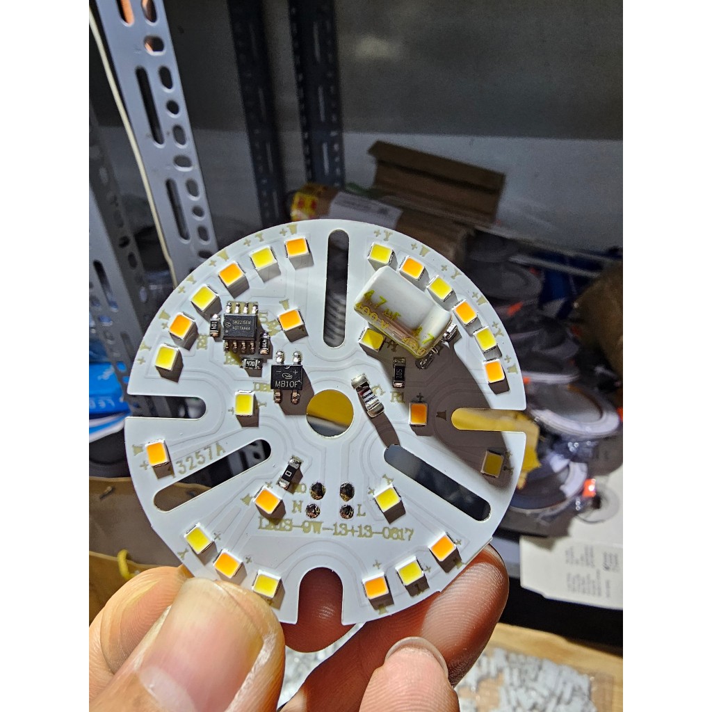 Vỉ led 9w 3 màu  thay thế cho đèn âm trần chạy điện 220v