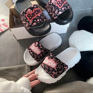Dép quai ngang nữ Barbie họa tiết hoạt hình nam nữ đế cao 4cm trẻ trung,đi chơi đi học đều hợp D7719