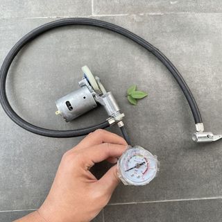 Máy bơm hơi 12v có đồng hồ đo áp suất
