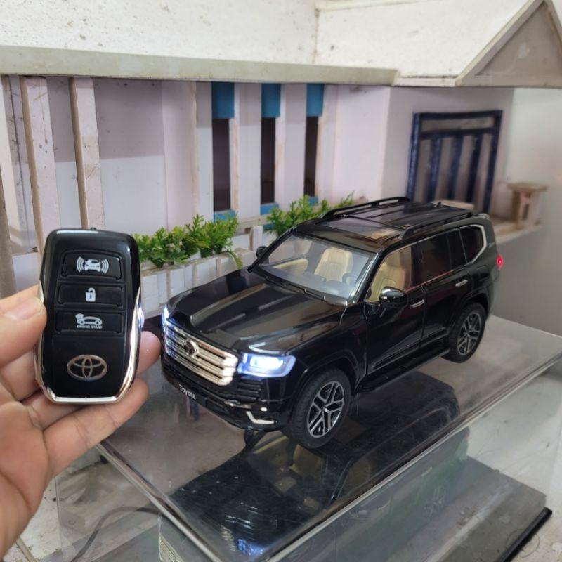 Mô hình xe Toyotaa Land Cruiser LC300 tỷ lệ 1:24 có đèn, có âm thanh động cơ và chạy cót