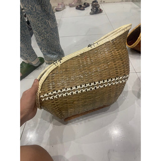 Làn mây làn tre hun khói, làn xách gà, đựng gà
