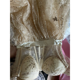 Váy vàng xoè lấp lánh