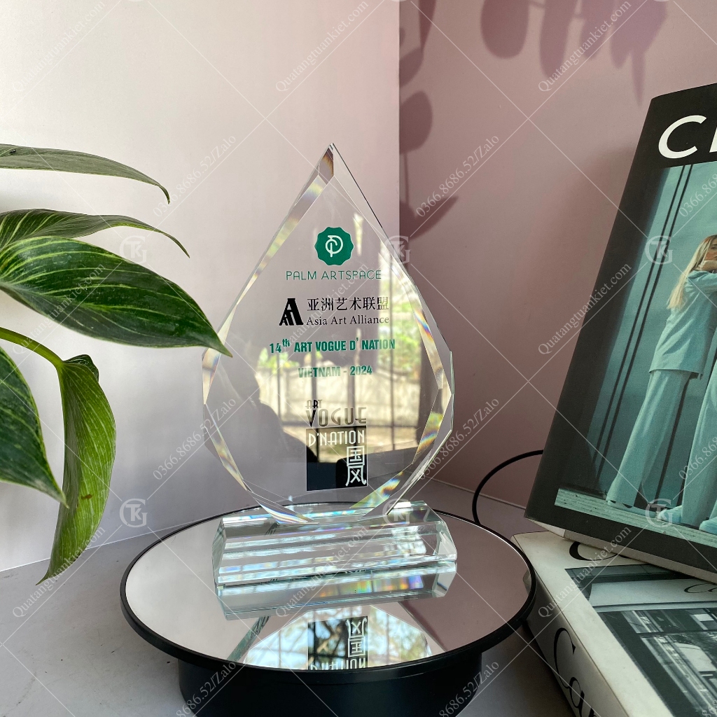 Cúp vinh danh pha lê k9 hình giọt nước