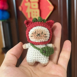 Móc khoá mèo đội mũ cà chua handmade bằng len