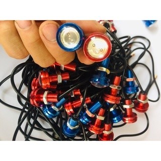 Xi nhan cúc áo gắn trên nhiều dòng xe máy xe điện