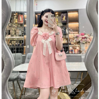 Váy cổ vuông cài hoa đính đá sm