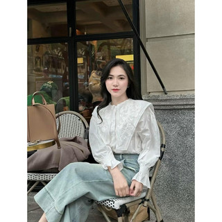 Set Áo sơ mi trắng cổ hoa cách điệu và quần jeans ống rộng QCCC