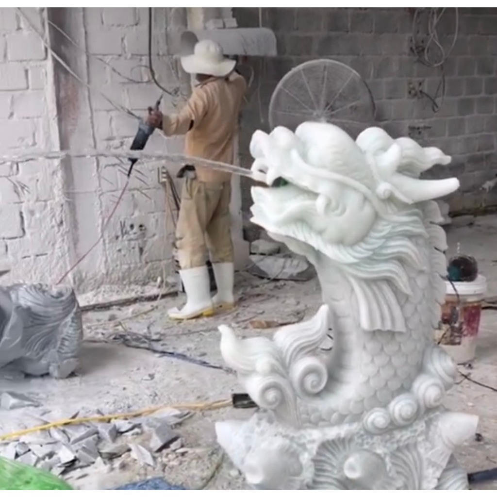 Tượng cá chép hóa rồng phun nước đá trắng trang trí nhà, sân vườn, hồ cá