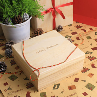 Hộp quà gỗ noel với 4 món quà nhỏ xinh dành tặng người thương