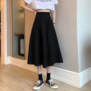 Váy xếp li đen phối nút
