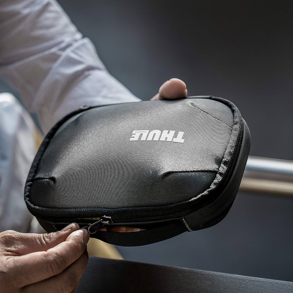 Túi Thule travel pocket. Size vừa.