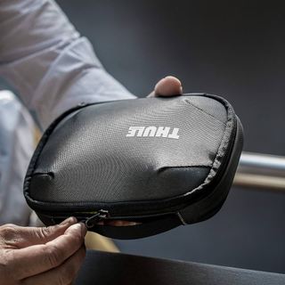 Túi Thule travel pocket. Size vừa.