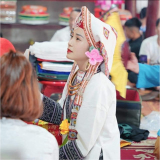 Khăn piêu - hầu đồng