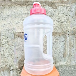 Bình nước Hyo 2.2L tròn Đồng Tâm. Bình đựng nước tròn có tay cầm. Dễ dàng mang theo khi di chuyển.