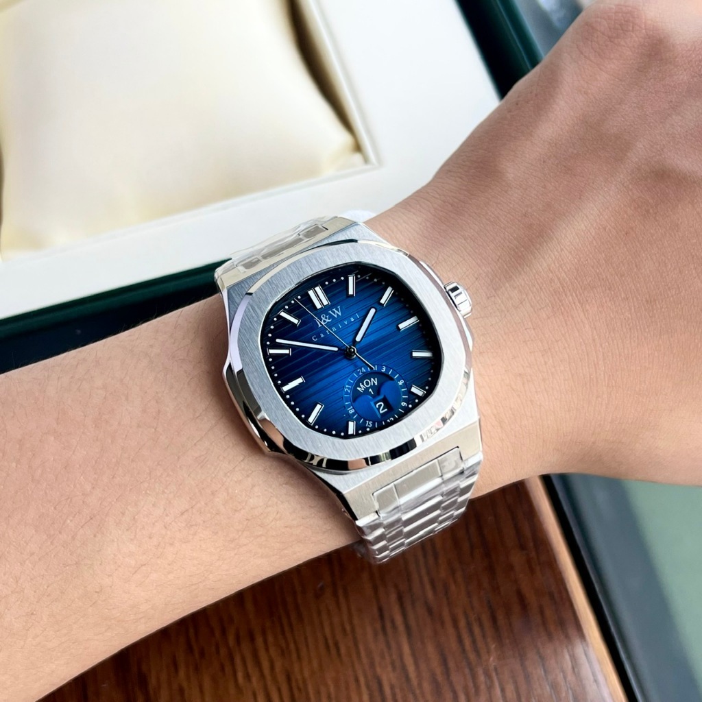 Đồng hồ I&W Carnival IW735 42mm trên nền trưng bày