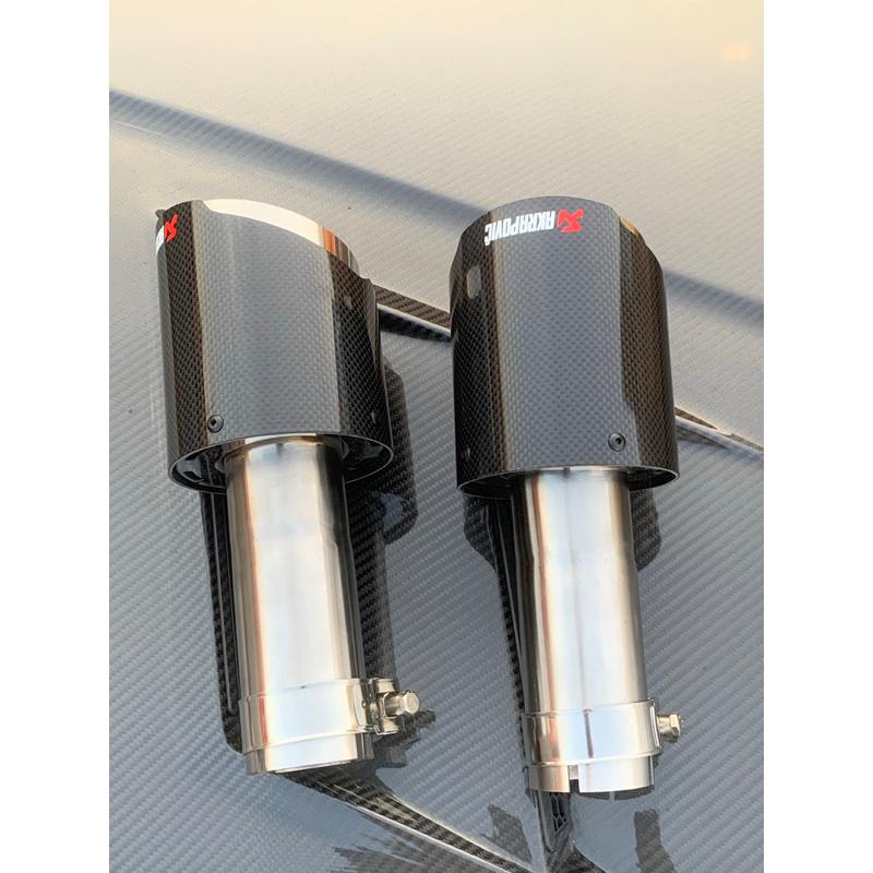 Chụp ống xả xe hơi Carbon Akrapovic