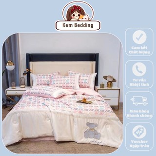 Bộ chăn ga gối phi lụa én thêu họa tiết gấu