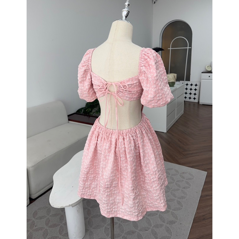 Váy babydoll hồng hở lưng, dáng xoè ngắn tay - By Jessi