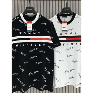 Áo phông nam nữ Tommy Hilfiger in vạch sọc đen trắng đỏ chữ kí quanh áo. Áo Thun Unisex Form Unisex Siêu Hotren 2024