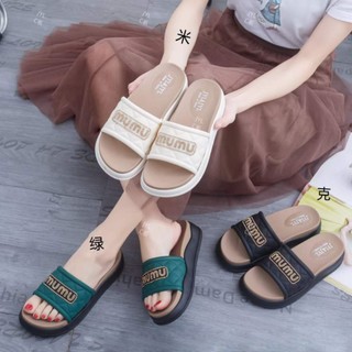 Dép quai ngang nữ MUMU đính đá, SAKI, chất cao su đi êm nhẹ bền, cao 4cm, chọn chuẩn size