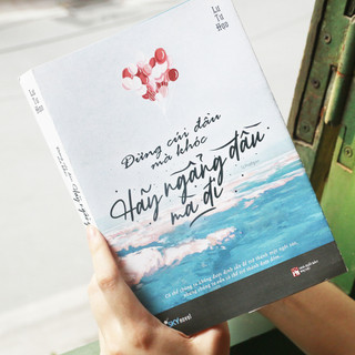 Sách Skybooks - Đừng Cúi Đầu Mà Khóc, Hãy Ngẩng Đầu Mà Đi (Tái Bản)