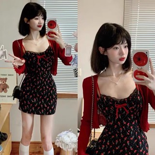(HÀNG SẴN) Váy hai dây hoa nhí màu đỏ đen đính nơ ngực ôm body dáng ngắn gợi cảm sexy+ Áo cardigan khoác ngoài- VH158