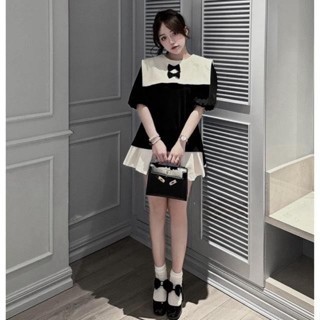 Áo sơ mi tay ngắn phồng nhẹ phối vạt trắng kèm 2 nơ đen nhỏ, áo nữ babydoll đính nơ kèm chân váy kiểu dáng Hot Trend | BigBuy360 - bigbuy360.vn