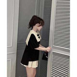 Áo sơ mi tay ngắn phồng nhẹ phối vạt trắng kèm 2 nơ đen nhỏ, áo nữ babydoll đính nơ kèm chân váy kiểu dáng Hot Trend | BigBuy360 - bigbuy360.vn