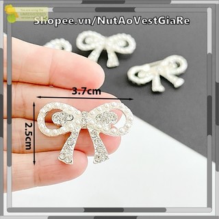 Tag nơ cài áo đính hạt và ngọc sang trọng nữ tính, có sẵn ghim cài