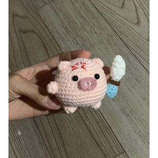 Móc khoá heo cầm dao bằng len handmade