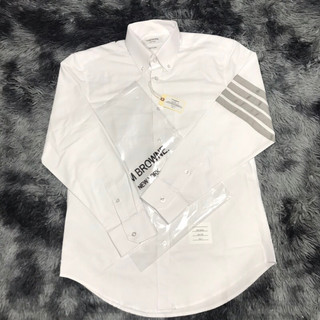 Áo sơ mi thom brown, màu trắng, viền 4 sọc xám