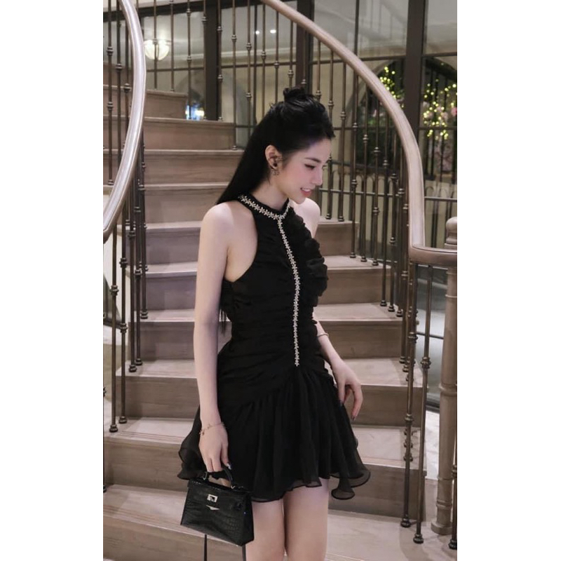 Váy tơ bèo cổ yếm đính đá