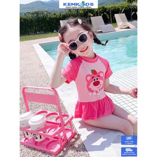 Bộ bơi KEMKIDS bé gái họa tiết gấu dâu . bọ bơi liền thân có quần bảo hộ size 8-20kg