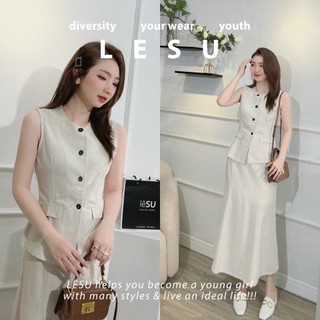 Ảnh tự chụp set gile nút đen linen kem