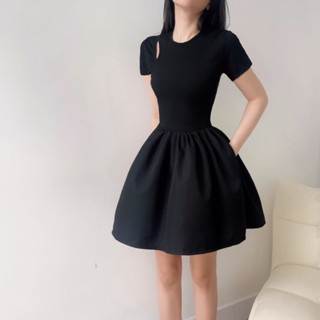  Váy Khoét Vai Một Bên Cổ Tròn Dáng Ngắn Xinh Xắn-Lollie Store 