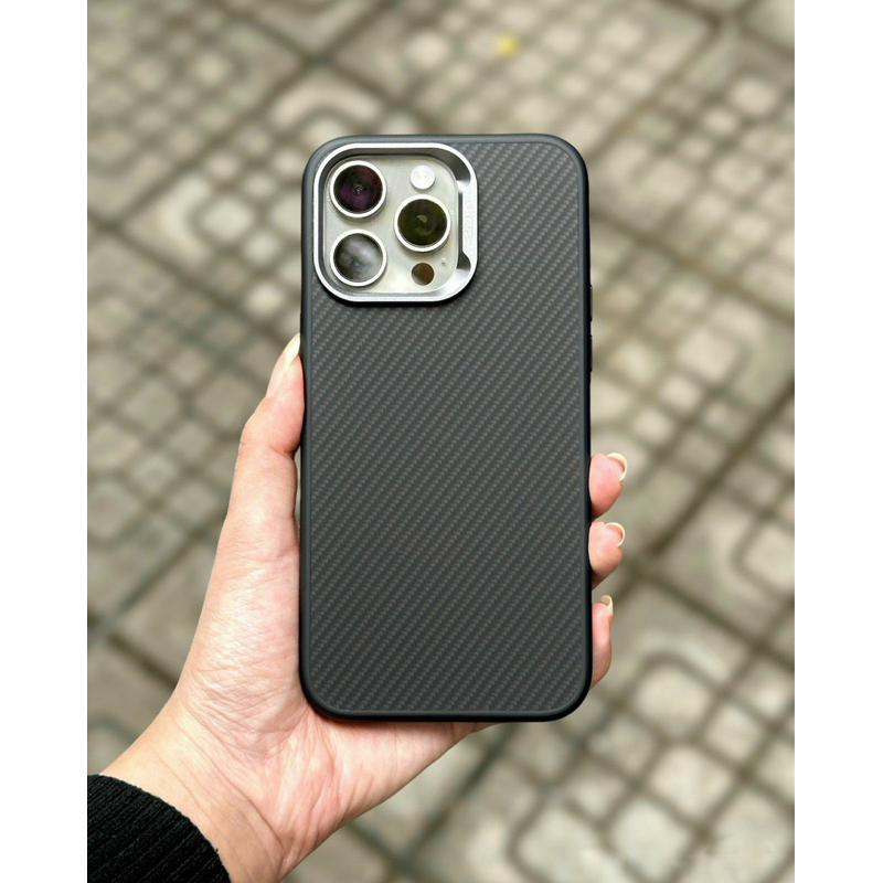 Ốp Likgus Carbon vành cam thép phủ mịn  Ip15 pro/ ip15 pro max