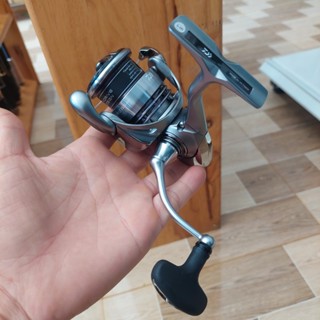 Daiwa Exceler LT-2023 phiên bản máy đứng câu lure, lăng xê chất liệu hợp kim nhôm siêu nhẹ