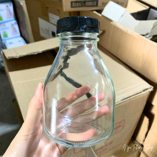 Chai thủy tinh vát 500ml. Chai thủy tinh lùn 500ml. Thủy tinh trong suốt, nắp đậy kín.