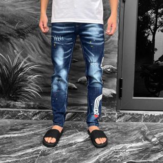 Quần jean bò nam Dsq2 biker slimfit xanh kẻ bạc vảy sơn rách in chữ Dsquared2 dọc ống khoá lệch HOT TREND 2023