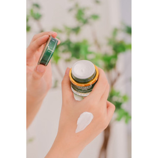 Kem dưỡng Ngày hoàng cung màu xanh