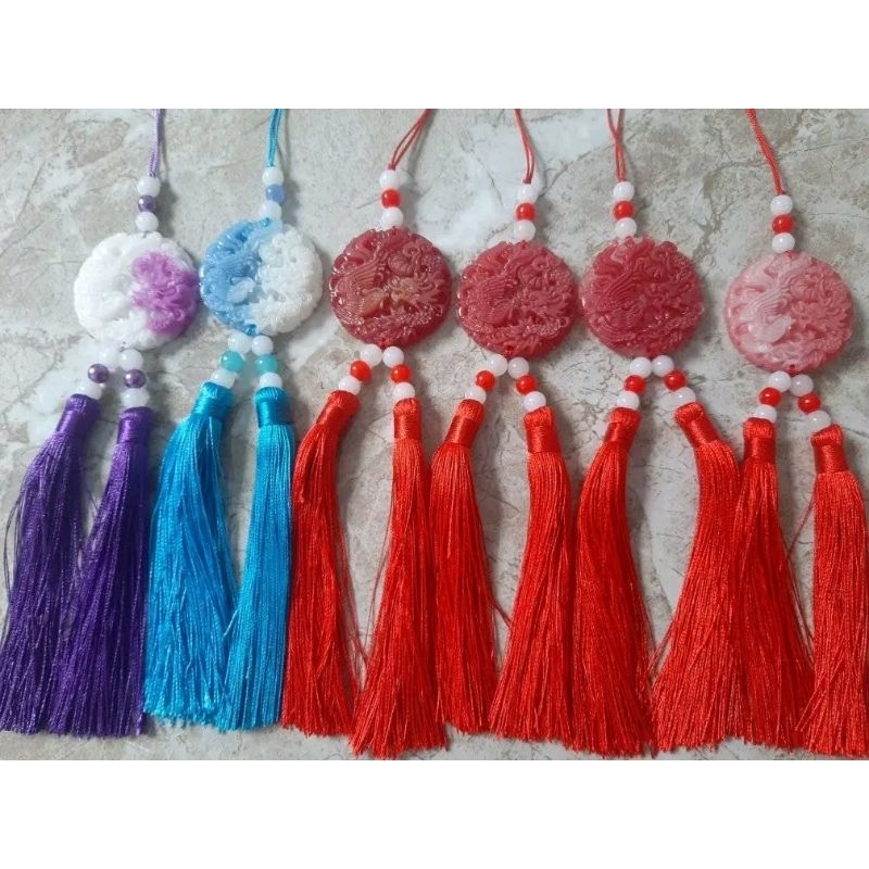 Ngọc bội trắng hai tua rua.