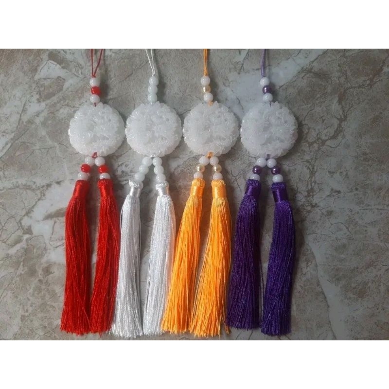 Ngọc bội trắng hai tua rua.