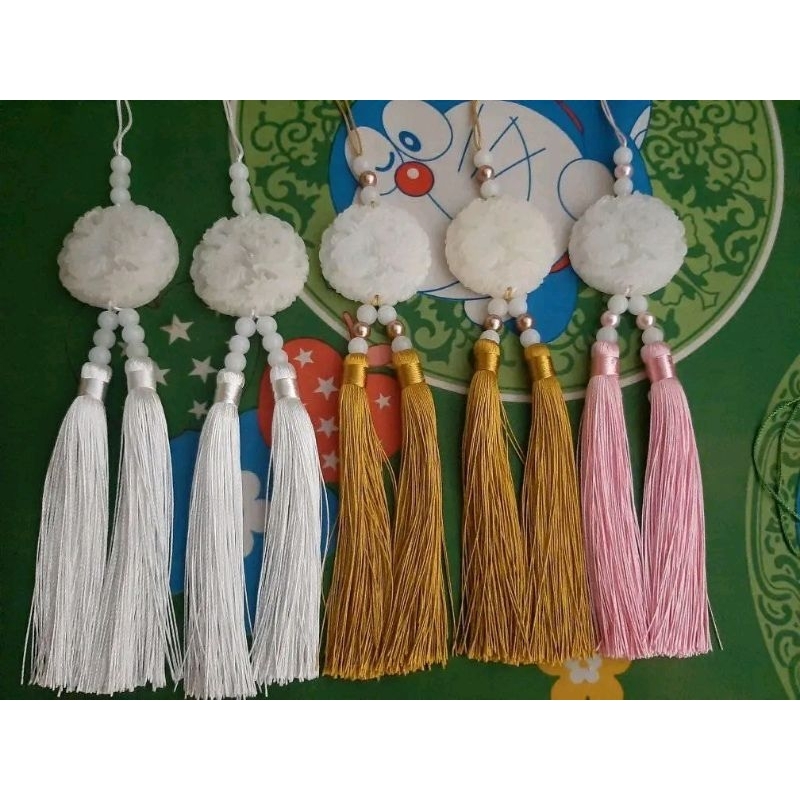 Ngọc bội trắng hai tua rua.