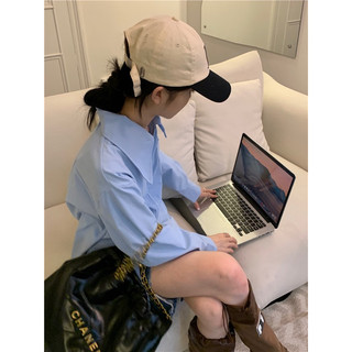 Áo sơmi khoá 2 chiều xẻ vạt lưng độc đáo