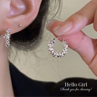 Khuyên tai tròn nhỏ đơn giản cá tính dành cho nữ