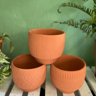 Chậu đất nung hoa văn có đế trồng cây - decor