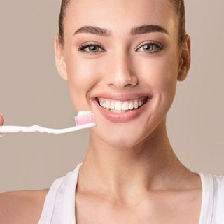 Kem Đánh Trắng Sáng Răng Apagard M-plus Standard Màu Bạc (Tuýp 125g)